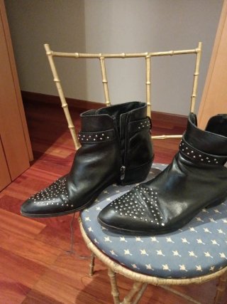 Botines negros con tachuelas