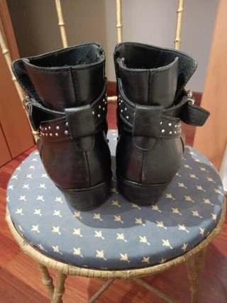 Botines negros con tachuelas