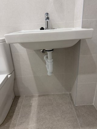 Lavabo de cerámica blanco con grifo