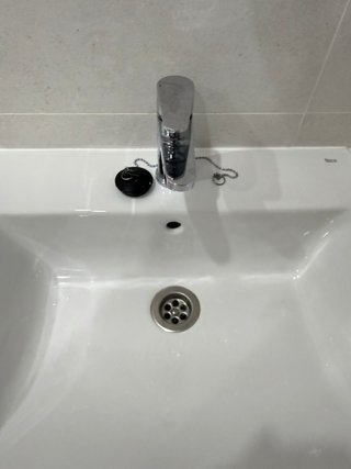 Lavabo de cerámica blanco con grifo