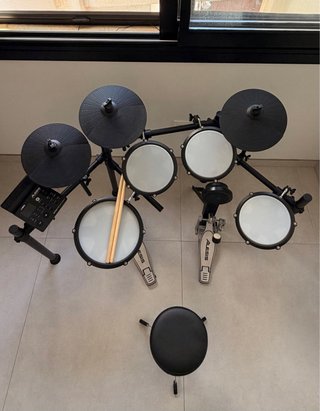 Batería Electrónica Alesis Nitro Max como nueva