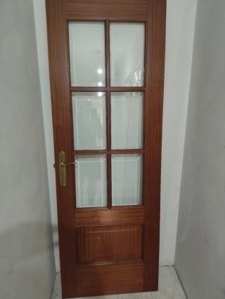Puerta interior de madera con cristal