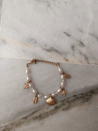 Pulsera perlas y abalorios marinos