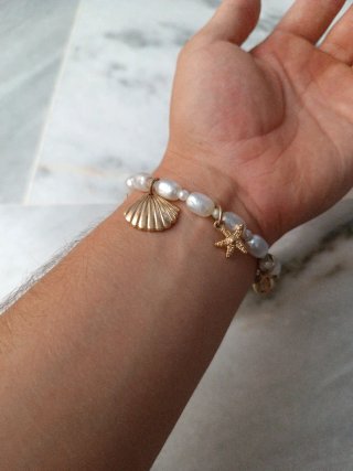 Pulsera perlas y abalorios marinos