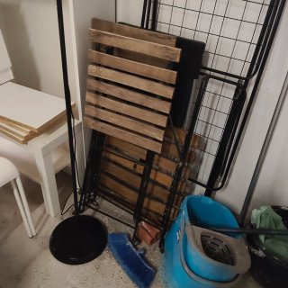 Mesa y sillas de madera plegables