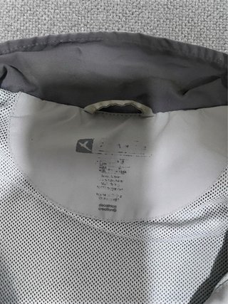 Chaqueta Decathlon gris negra talla L