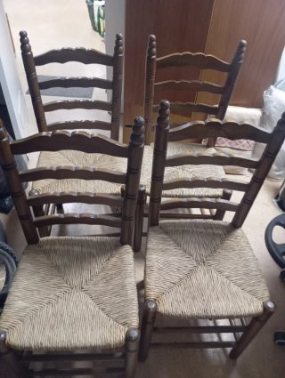 Juego de 4 sillas antiguas de madera y yute