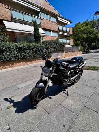 Ducati Monster 696 Negra (muy buen estado)