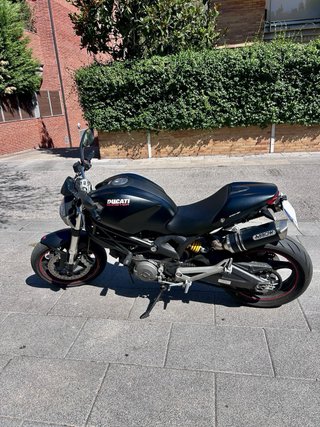 Ducati Monster 696 Negra (muy buen estado)