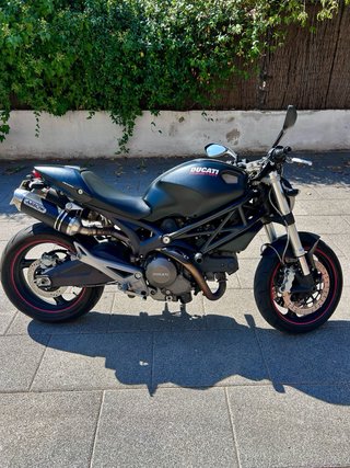 Ducati Monster 696 Negra (muy buen estado)