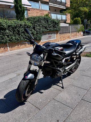 Ducati Monster 696 Negra (muy buen estado)