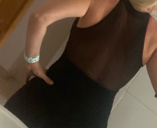Vestido negro con encaje y transparencias