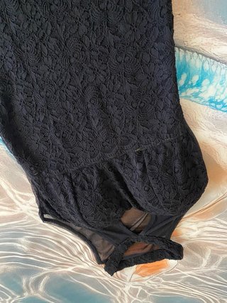 Vestido negro con encaje y transparencias