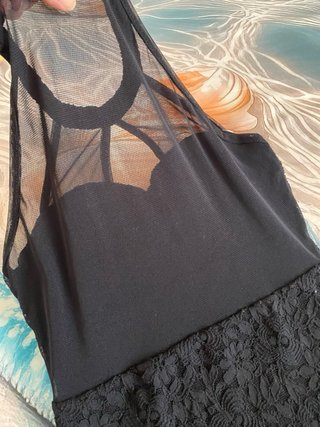 Vestido negro con encaje y transparencias