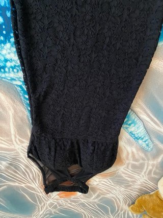 Vestido negro con encaje y transparencias