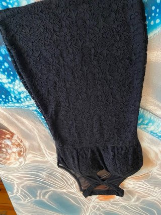 Vestido negro con encaje y transparencias