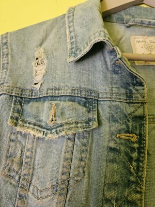 Chaqueta vaquera desgastada