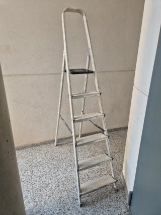 Escalera plegable de aluminio