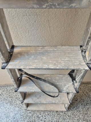 Escalera plegable de aluminio