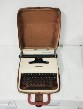 MÁQUINA DE ESCRIBIR OLIVETTI PLUMA 22