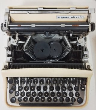 MÁQUINA DE ESCRIBIR OLIVETTI PLUMA 22