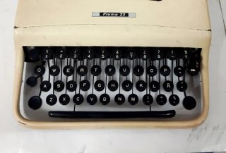 MÁQUINA DE ESCRIBIR OLIVETTI PLUMA 22