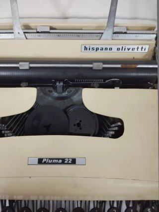 MÁQUINA DE ESCRIBIR OLIVETTI PLUMA 22