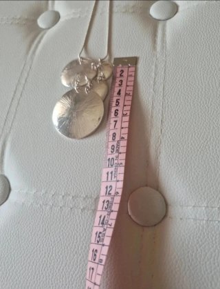 Collar plateado con colgante de discos