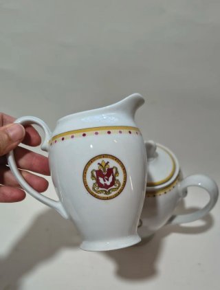 Set elegante caffettiera e lattiera in porcellana