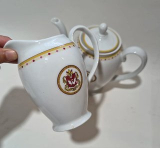 Set elegante caffettiera e lattiera in porcellana