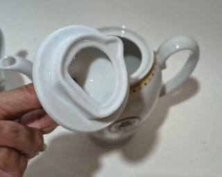 Set elegante caffettiera e lattiera in porcellana