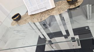 Mesa de cristal y metal moderna