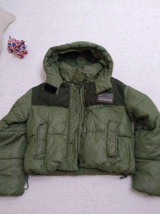 Cazadora acolchada niña Bershka verde. Talla XS.