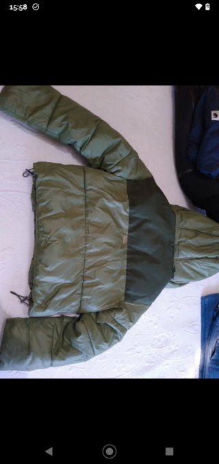 Cazadora acolchada niña Bershka verde. Talla XS.
