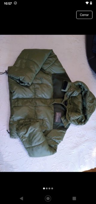 Cazadora acolchada niña Bershka verde. Talla XS.