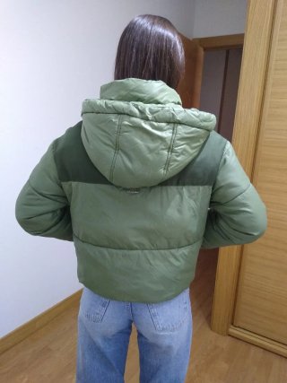 Cazadora acolchada niña Bershka verde. Talla XS.