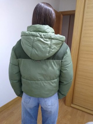 Cazadora acolchada niña Bershka verde. Talla XS.