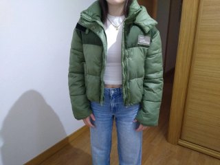 Cazadora acolchada niña Bershka verde. Talla XS.