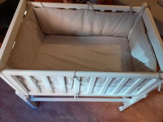 Minicuna blanca con ruedas