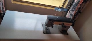 Máquina de coser eléctrica Alfa Zig-Zag + Mesa