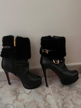 Botines de tacón negros con pelo