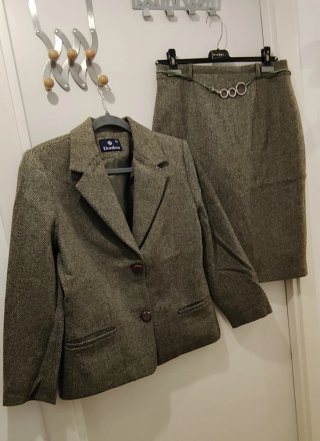 Traje de chaqueta y falda verde oliva