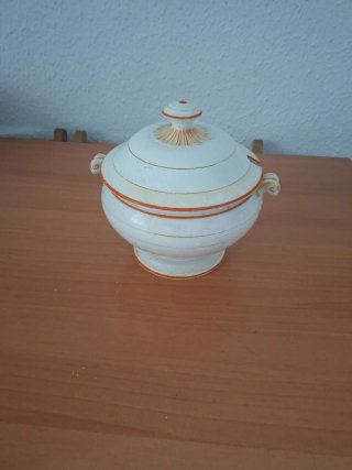 Sopera de porcelana con detalles naranjas
