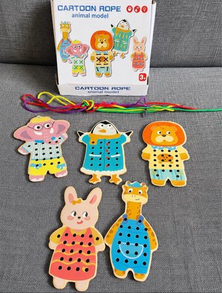 Juego de enhebrar animales de madera