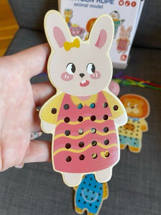 Juego de enhebrar animales de madera
