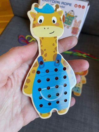 Juego de enhebrar animales de madera