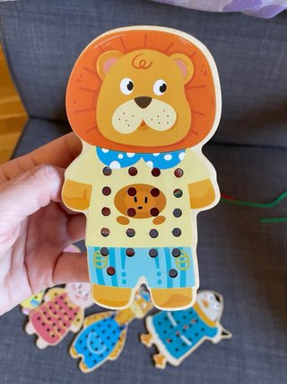 Juego de enhebrar animales de madera