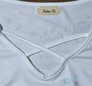 Camiseta tirantes anchos blanca flores mariposas