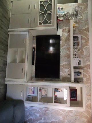 Mueble de salón beige y blanco