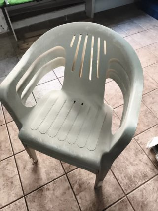 Sillas de plástico blancas apilables